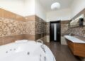 Modern badkamerinterieur met betegelde douche