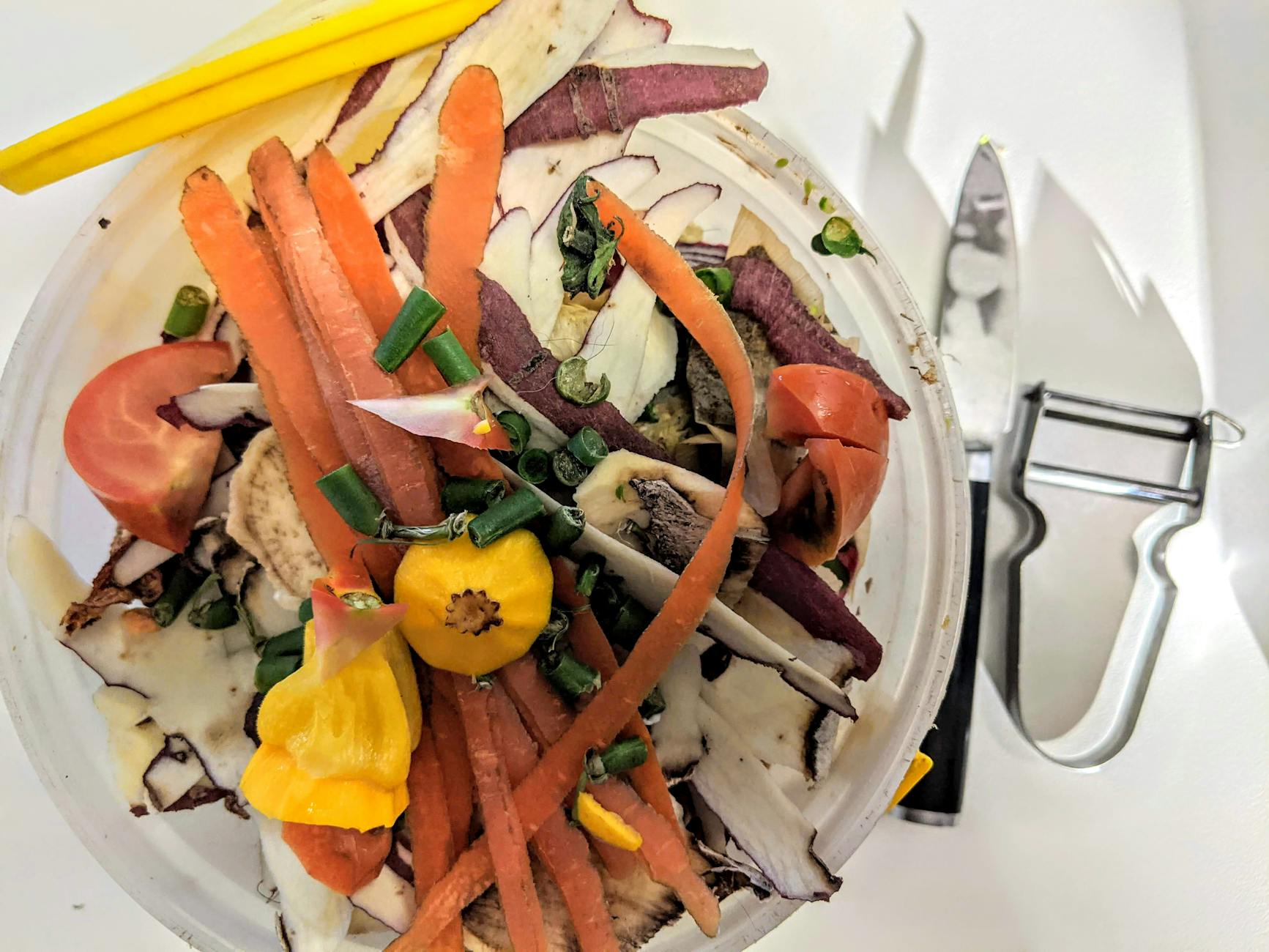 Groenteresten uit de keuken klaar voor de compostbak